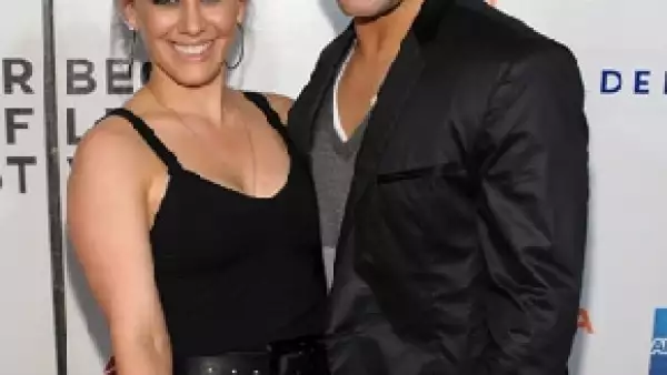 La actriz se casará con el jugador de hockey Mike Comrie, quien le propuso matrimonio durante sus vacaciones en Hawai.