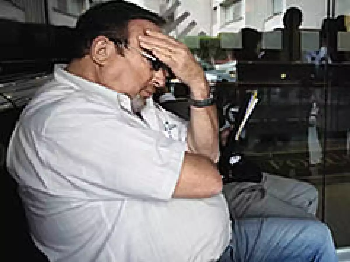 M. Moore, un ingeniero de 58 años, fue captado así el 18 de febrero en la puerta del Stanford International Bank en Polanco. Se acababa de enterar de que la empresa estaba cerrada bajo la sospecha de fraude por 8,000 mdd. (Foto: AP Photo/ Alexandre Menegh