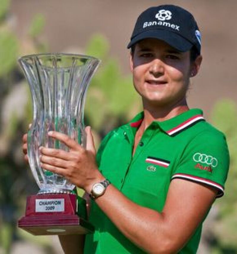 La golfista mexicana, quien figuró como número uno en Quién 50, se convertió en tricampeona de la Corona Championship en el Club Tres Marías este domingo, llevándose así el premio de 195 mil dólares.