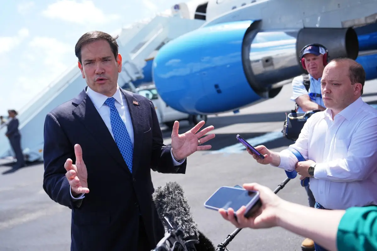 El Secretario de Estado de los Estados Unidos, Marco Rubio, habla con la prensa antes de abordar su avión en la Base de Reserva Aérea de Homestead el 21 de mayo de 2026 en Homestead, Florida. Rubio viaja a una reunión de ministros de Relaciones Exteriores de la OTAN en Suecia.