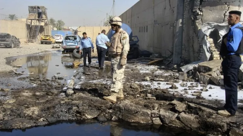 un soldado inspecciona el lugar de un atentado en iraq