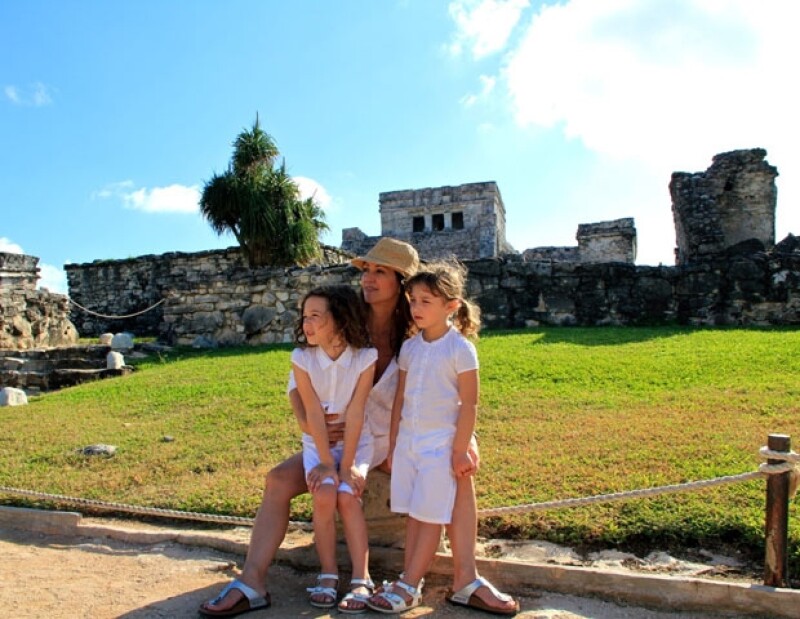 Andrea Legarreta con sus bellas hijas Mía y Nina en Tulúm, Quintana Roo.