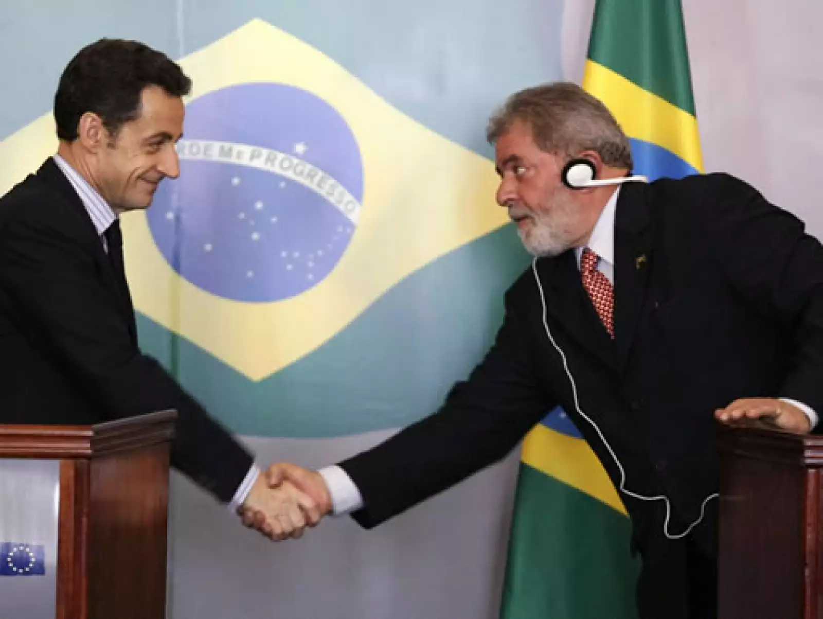 El presidente francés y Lula da Silva en la cumbre Brasil-Unión Europea, en Río de Janeiro.