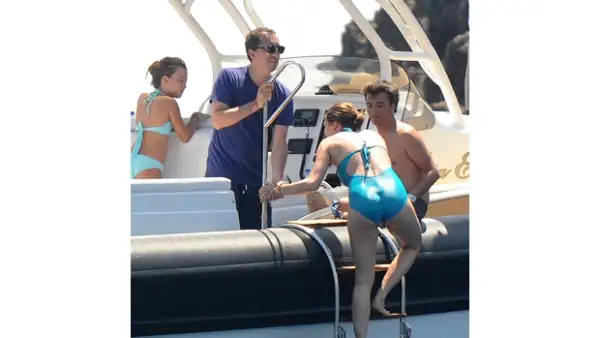 La hija de Carolina de Mónaco disfrutó de un crucero con su prometido Gad Elmaleh por la exclusiva isla Capri a bordo de un yate. Su traje de baño resaltó su linda pancita.