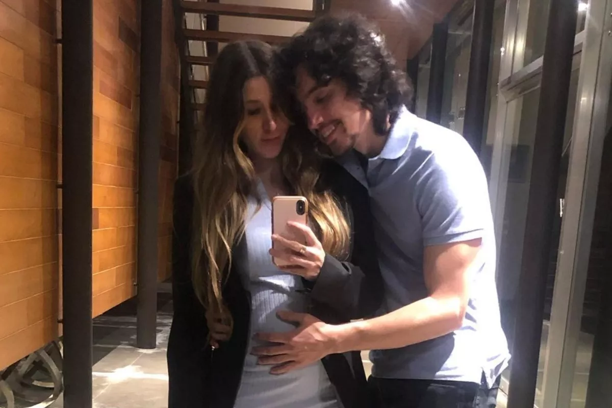 Alex Fernández y su esposa