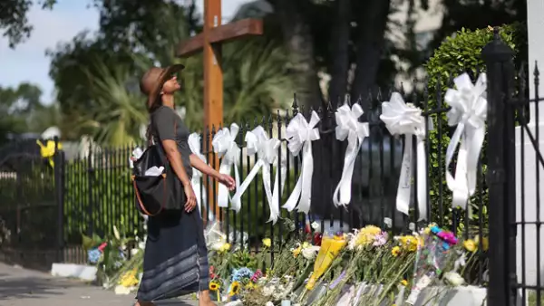 Taylor Swift, Chris Pratt, Reese Whitersrpoon y otros se han unido en plegarias luego de la tragedia ocurrida en una iglesia de Carolina del Sur en la que murieron nueve personas.