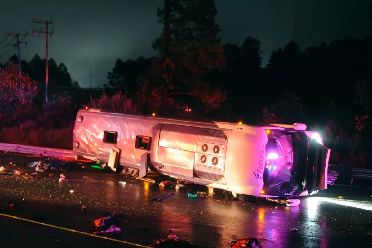 Aparatoso accidente de autobús deja 10 muertos y 27 lesionados al volcar en el Km. 38 de la carretera México Toluca en municipio de Ocoyoacac, en el Estado de México.