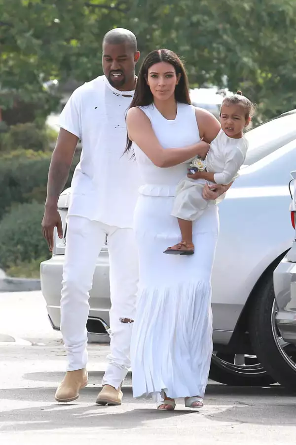 Kim Kardashian y Kanye West vistieron de blanco para asistir a misa de Pascua junto con su hija North y el resto de los Kardashian.