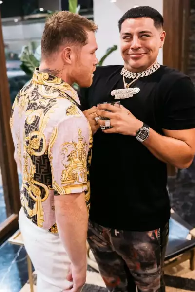 Canelo Álvarez, Grupo Firme y Carín Leon en los XV años de Emily Cinnamon