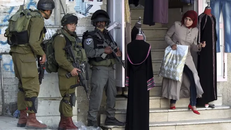 soldados israelies y una palestina