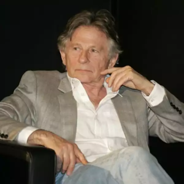 El cineasta Roman Polanski vivió una tragedia que lo marcó de por vida. Su muje,r Shaton Tate, embarazada, fue trágicamente asesinada en su casa mientras el estaba ausente. El delito se relacionó con Charles Manson, quien mató a Sharon con ritos satánicos