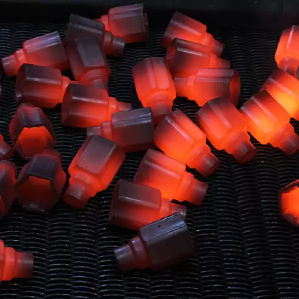 El material se somete a temperaturas de 850°C para poder ser trabajado.