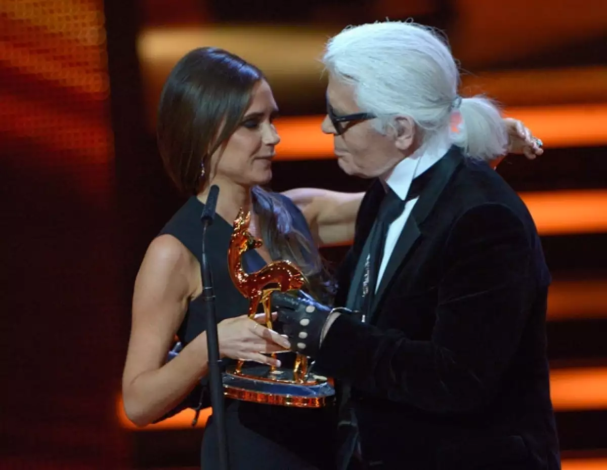 Karl Lagerfeld le entregó el premio a Victoria.
