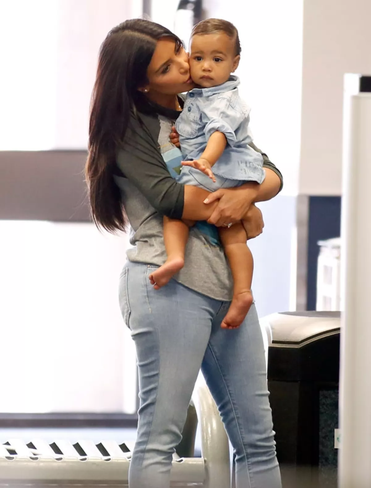 Kim Kardashian y North luciendo outfits coordinados en denim.