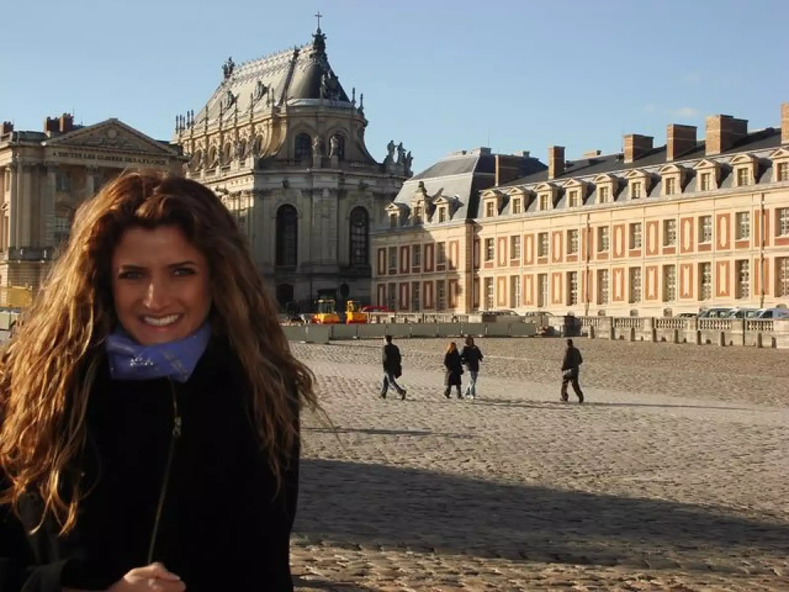 Siempre Usa crema hidratante y se desmaquilla, para cuidar su cutis.