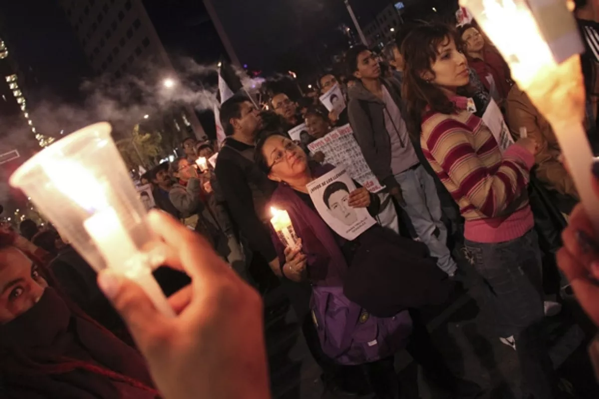 Marcha del Ángel de la Independencia en favor de los estudiantes desaparecidos y para exigir a las autoridades su aparición.
