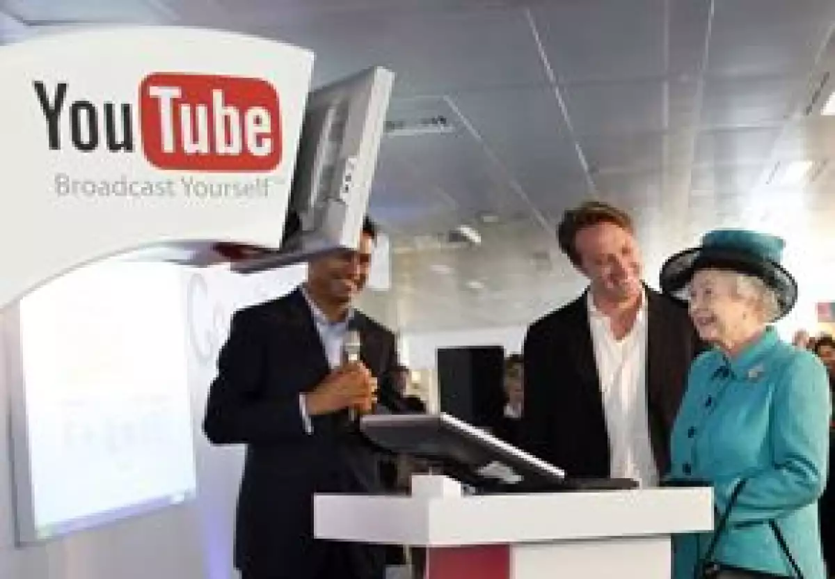 La soberana conoció el funcionamiento del buscador, la publicidad y la tecnología de los teléfonos celulares.