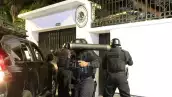 Imagen publicada por API que muestra a fuerzas especiales de la policía ecuatoriana intentando irrumpir en la embajada de México en Quito para arrestar al ex vicepresidente de Ecuador, Jorge Glas, el 5 de abril de 2024. El presidente mexicano, Andrés Manuel López Obrador, ordenó el 5 de abril de 2024 la "suspensión" de relaciones con Ecuador después de que la policía ecuatoriana allanara la embajada de México en Quito para arrestar al ex vicepresidente Jorge Glas, quien había recibido refugio.