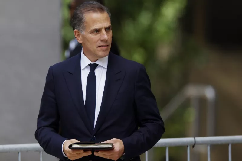 Hunter Biden, hijo de EE. UU. El presidente Joe Biden, se va del J. Edificio federal Caleb Boggs el 10 de junio de 2024 en Wilmington, Delaware. Los miembros del jurado han comenzado las deliberaciones para el juicio de Hunter Biden por cargos de delito grave de armas de fuego