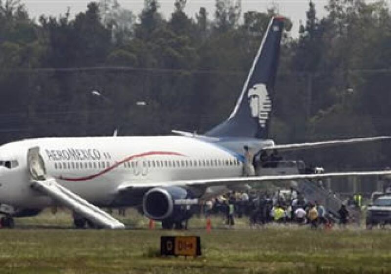 Los pasajeros descienden del aeronave secuestrada. (Foto: Reuters)