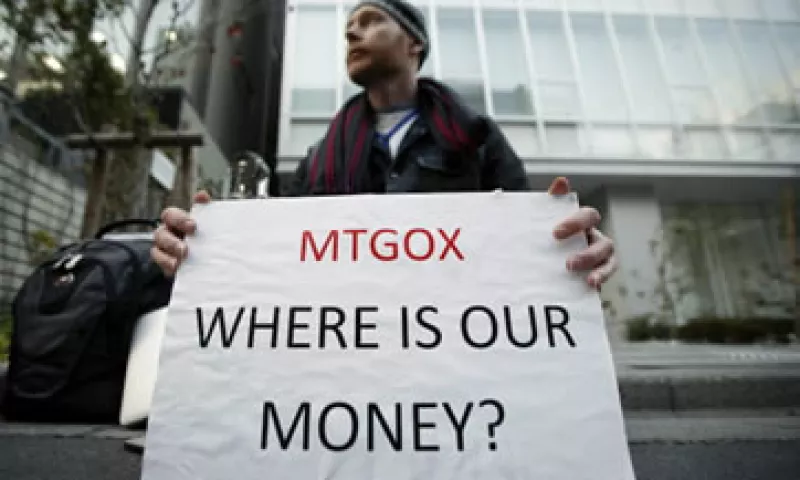 Usuarios de la ciberdivisa amanecieron a las afueras de las oficinas de la Bolsa en Japón, exigiendo su dinero. (Foto: Getty Images)