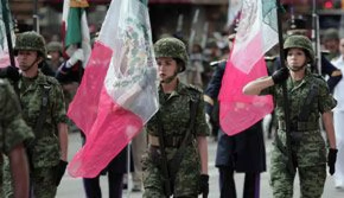 En un hecho histórico, las mujeres fueron las encargadas de dar inicio al desfile Militar.