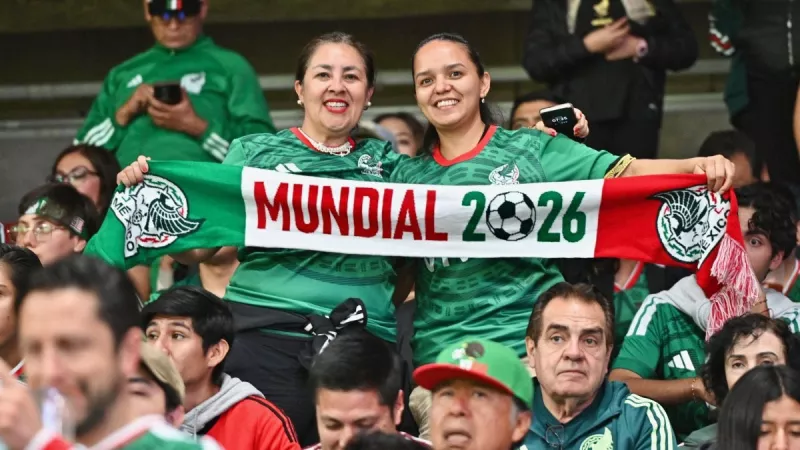 Dos mujeres aficionadas a la selección mexicana durante un partido de futbol en el Mundial 2026, que se realiza en México, Estados Unidos y Canadá.