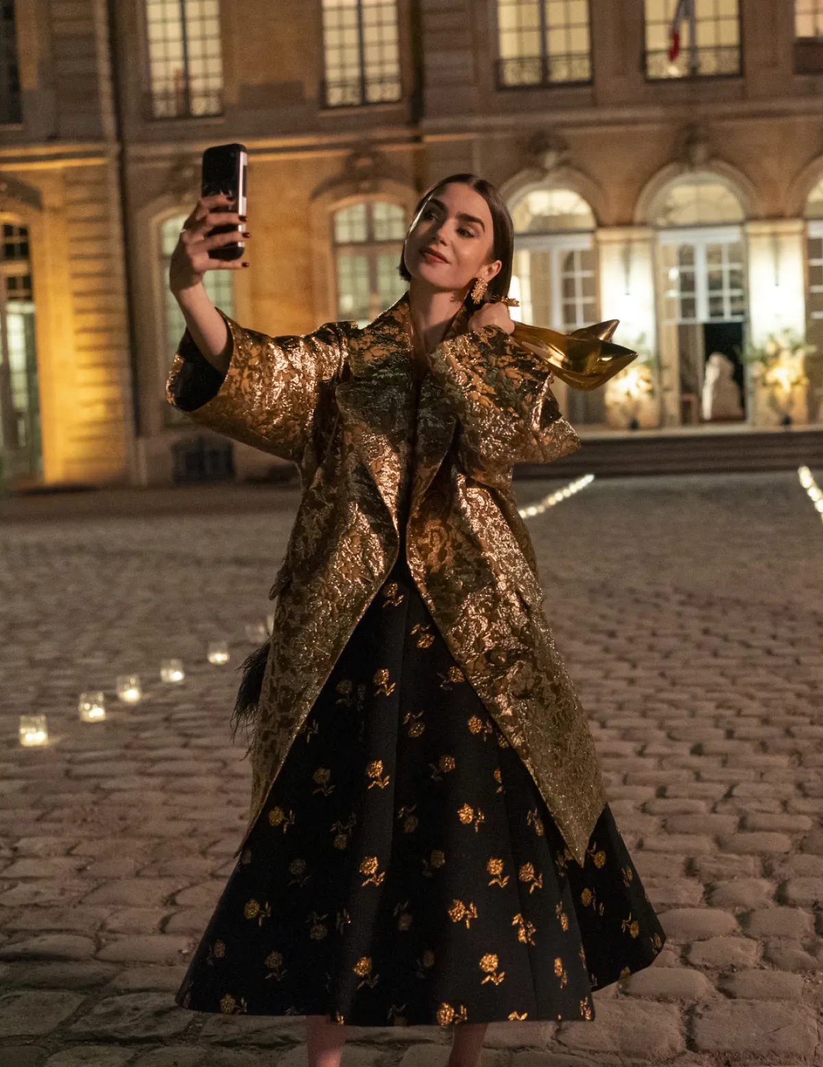 La actriz Lily Collins en el set de la serie 'Emily in Paris'