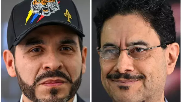 Esta combinación de imágenes de archivo creadas el 16 de junio de 2026, muestra al candidato presidencial colombiano Abelardo de la Espriella (Izquierda), del movimiento político Defensores de la Patria, escuchando durante una entrevista con AFP en Bogotá el 11 de febrero de 2026, y al candidato presidencial colombiano Ivan Cepeda, por el partido Pacto Histórico, sonriendo durante una conferencia de prensa en Bogotá, el 1 de junio de 2026, el día después de las elecciones presidenciales.