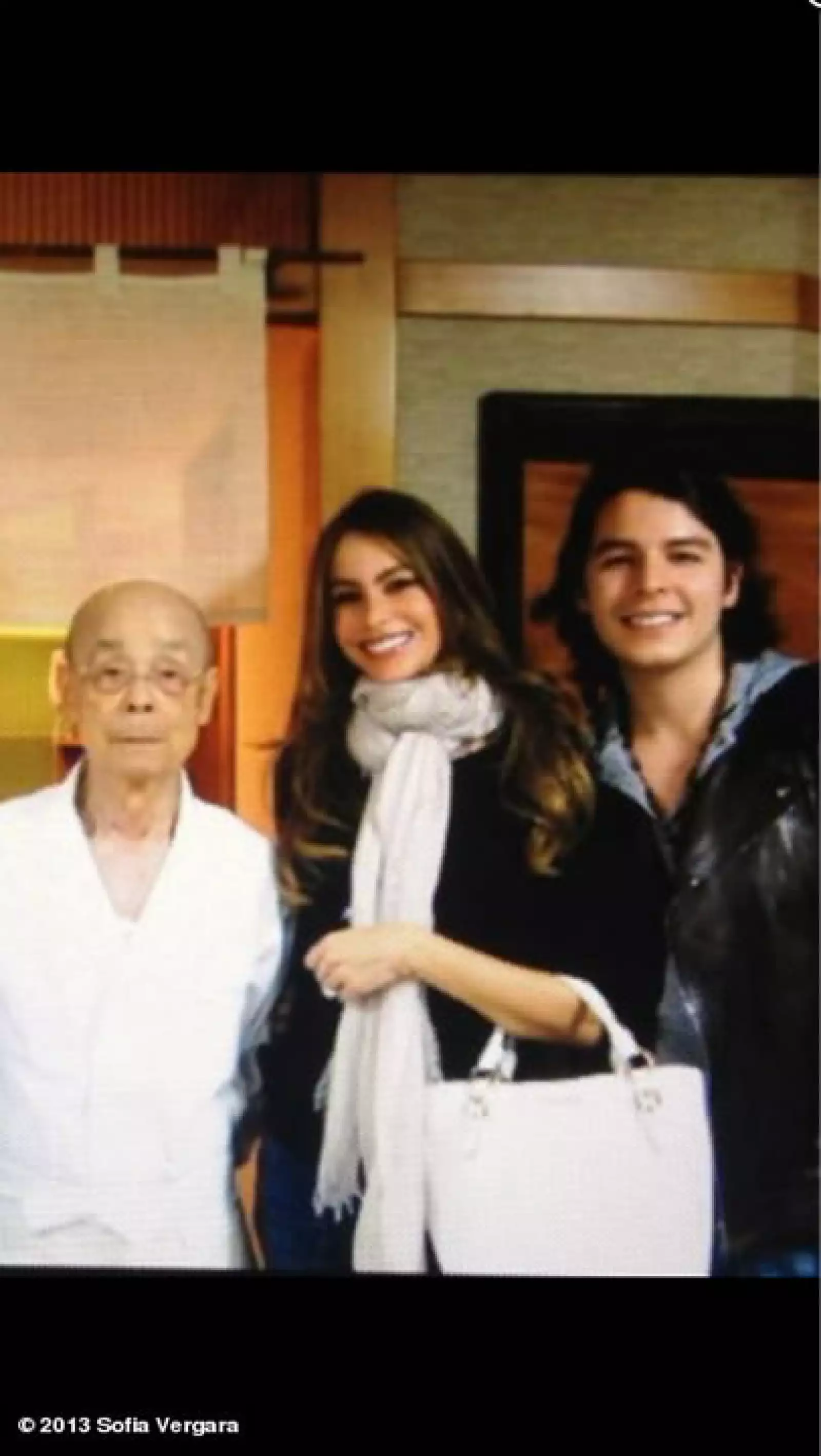 Pero como buena madre latina, la actriz llevó a su hijo Manolo ha vivir esta aventura.