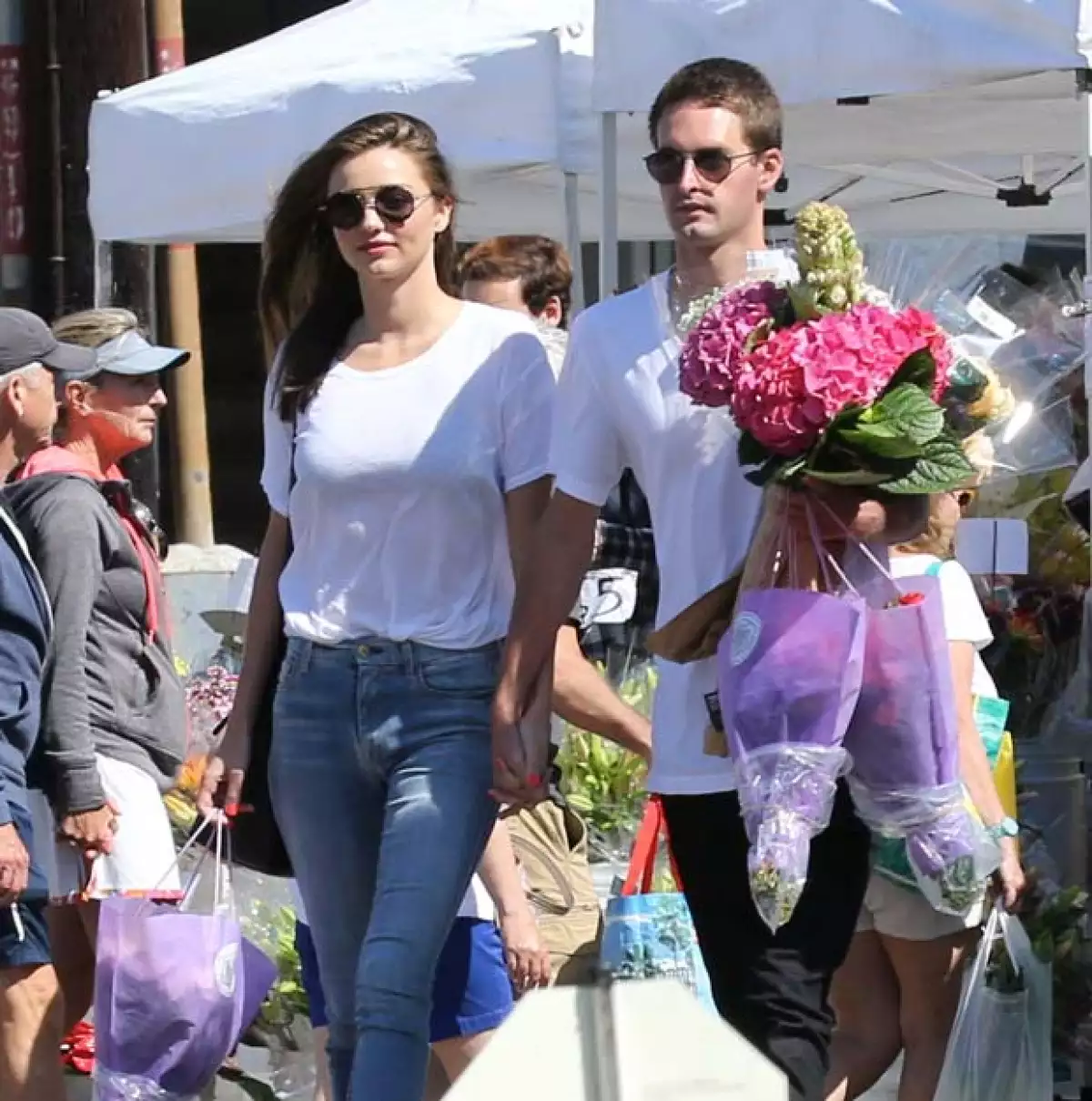 Couple Alert! La ex modelo de Victoria's Secret fue vista tomada de la mano con su nueva conquista, Evan Speigel, quien además de ser billonario, es siete años más joven que ella.