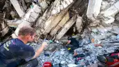 Miembros del 7o Regimiento Francés de Entrenamiento e Intervención de Seguridad Civil hacen un reconocimiento en un edificio dañado en Catia La Mar, estado de La Guaira, Venezuela, el 29 de junio de 2026.