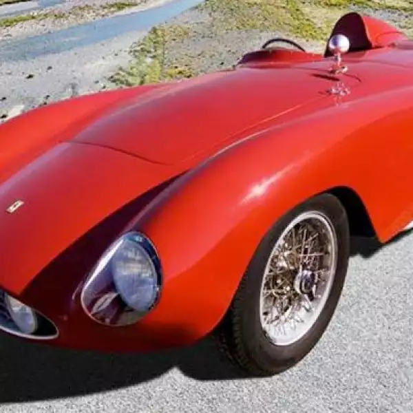 Este ejemplar de suaves líneas fue creado con una sola premisa en mente: ganar la carrera de los 1,000 kilómetros de Monza. El motor propuesto fue uno de 3.0 litros que entregaba 250 caballos de fuerza y tenía una velocidad punta de 265 Km/h.