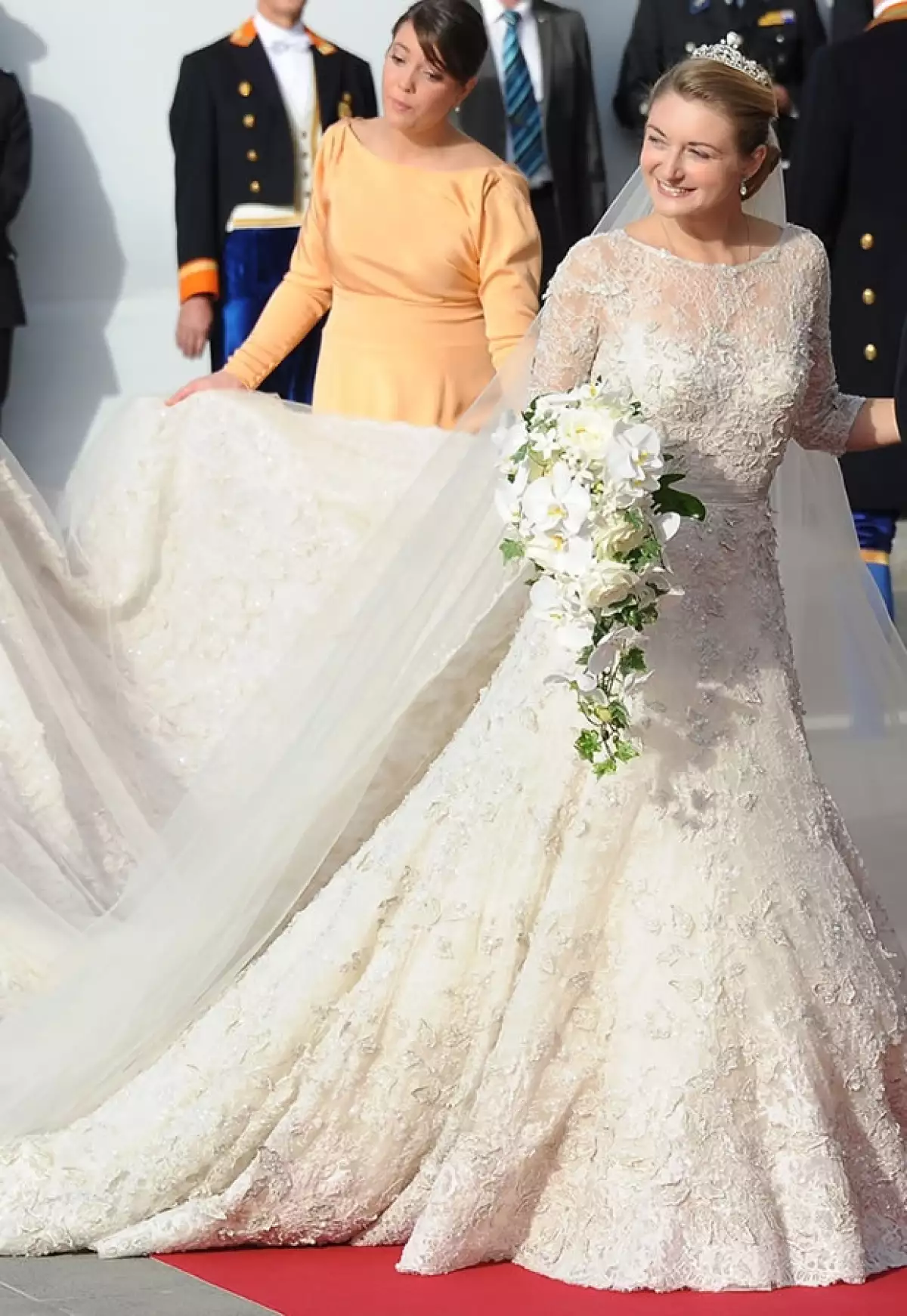 El vestido fue diseñado por el libanés Elie Saab, favorito de las famosas.