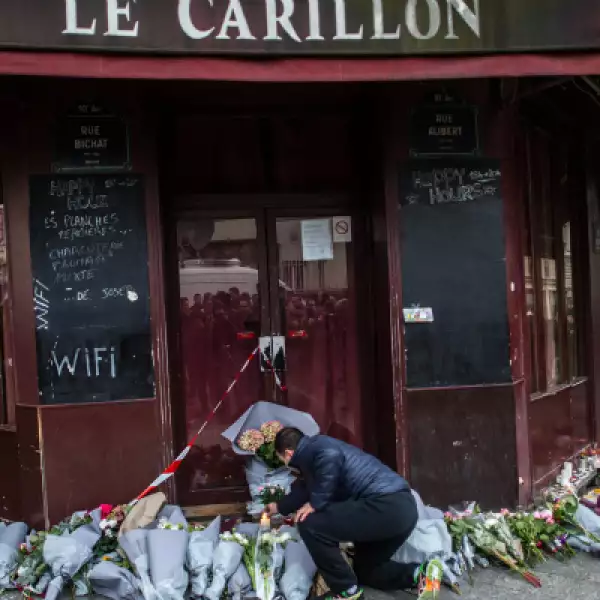 Uno de los sitios atacados amanece con flores y homenajes para las víctimas.