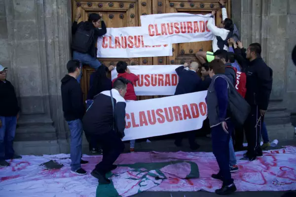 Mujeres pacientes de la Fundación de Cáncer de Mama (Fucam), padres de niños con Cáncer y portadores del VIH se manifestaron frente al Palacio Nacional.