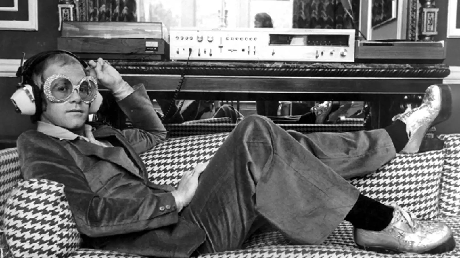 high-fidelity stereo system radio