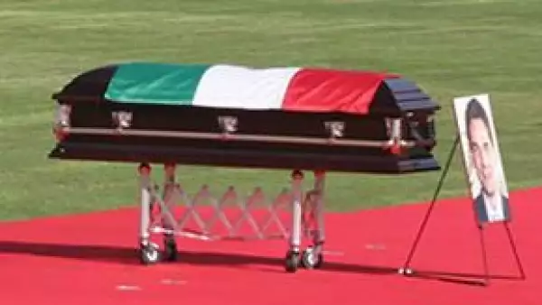 El féretro fue regresado a la funeraria para luego llevar las cenizas de Juan Camilo a Campeche, donde se prevé que le rindan otro homenaje póstumo.