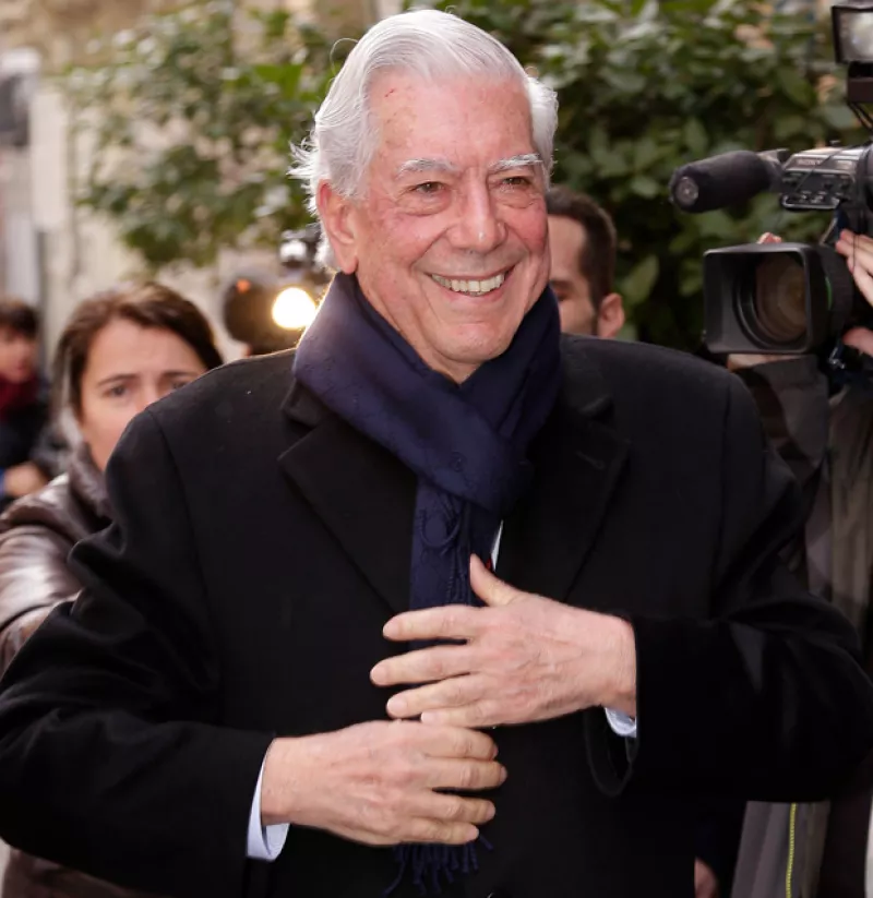 El escritor, ensayista, dramaturgo peruano y Nobel de Literatura, cumple 80 años en los que tres mujeres han marcado su vida amorosa: su tía, su prima e Isabel Preysler, mamá de Enrique Iglesias.