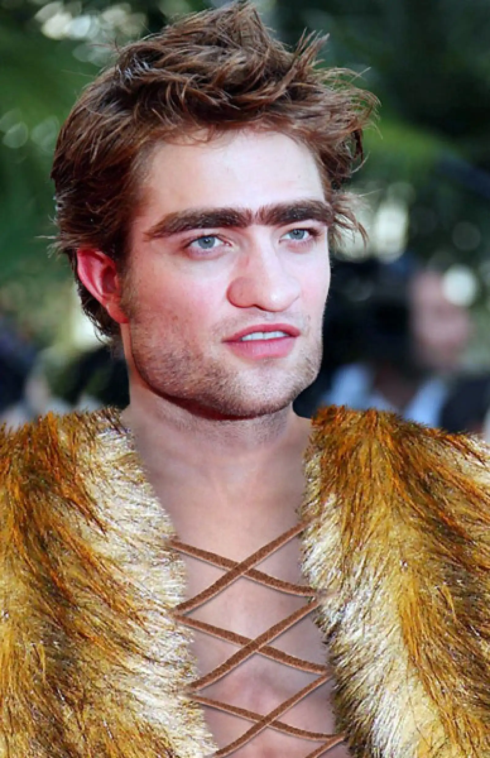 El guapo actor de la saga Crepúsculo, Robert Pattinson, no se sienta muy bien la Era de Piedra, lo suyo son los vampiros.
