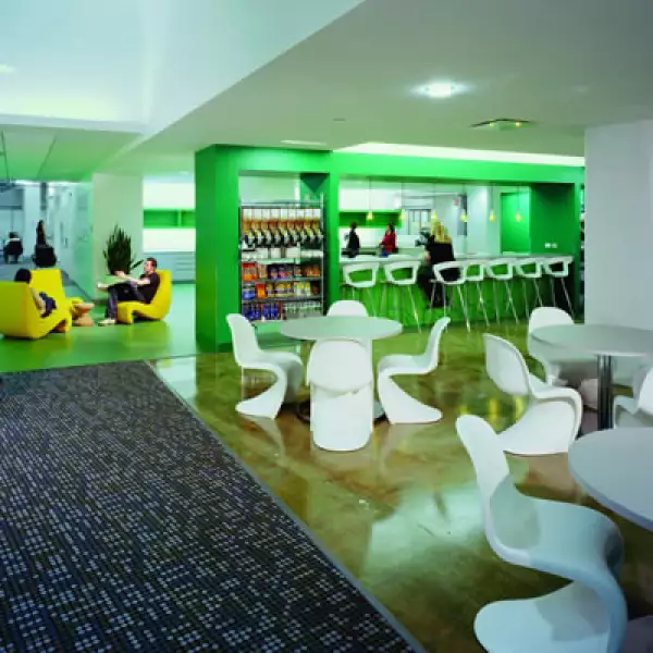 Google abrió la puerta de algunas de sus oficinas en distintos países y estas son algunas de las mejores imágenes. Aquí, parte de sus oficinas en Nueva York, junto a una cocina.