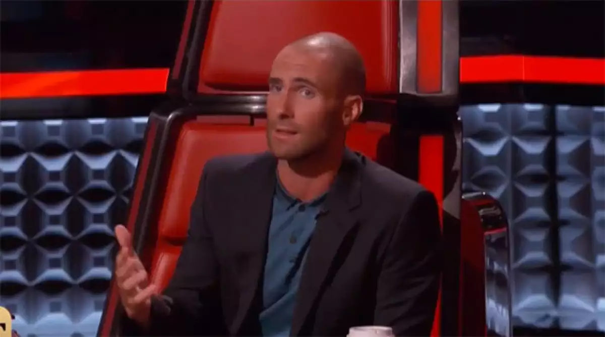 El cantante ya había mostrado su cambio de look en Instagram, pero no fue hasta el nuevo episodio del reality en el que se dejó ver completamente calvo.