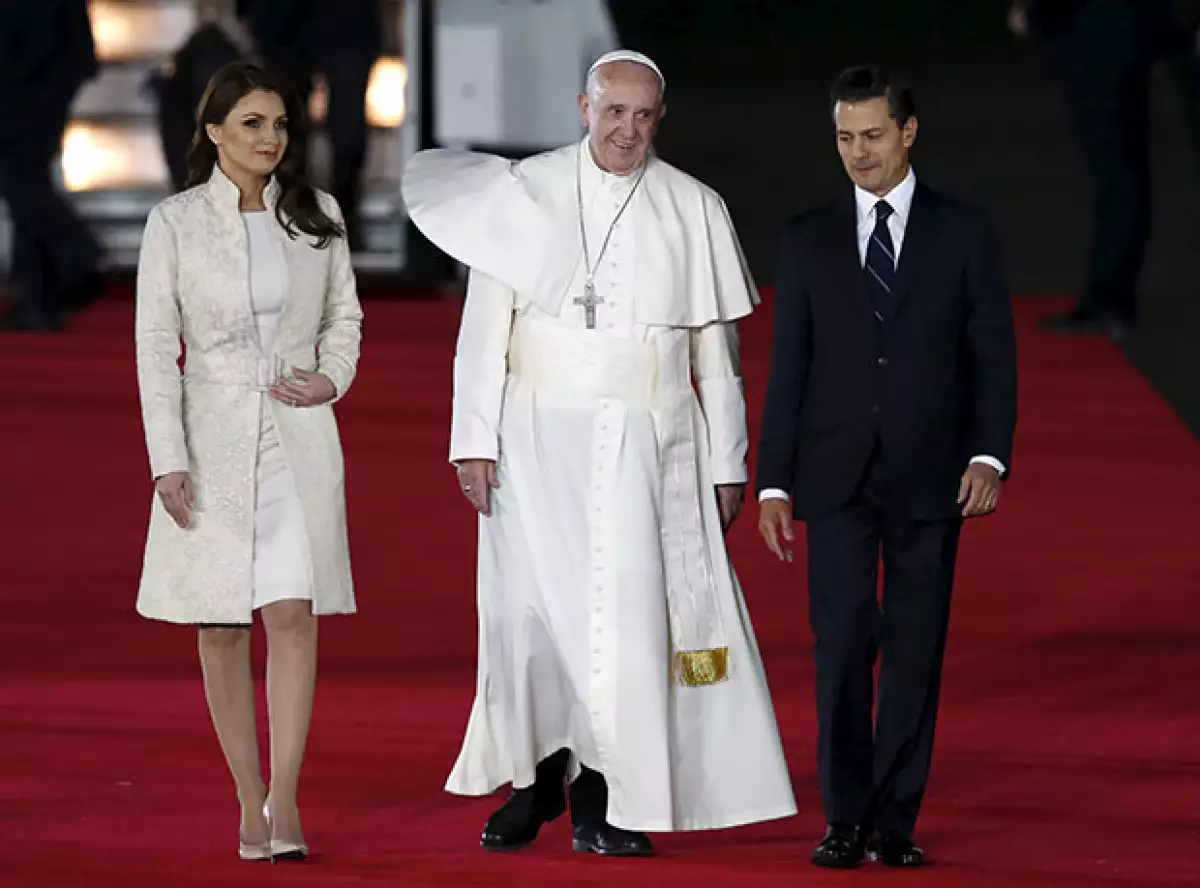 La primera dama llevó ayer, en la llegada de Francisco I a México, un atuendo en color blanco, el cual sólo se les permite portar a las reinas católicas.