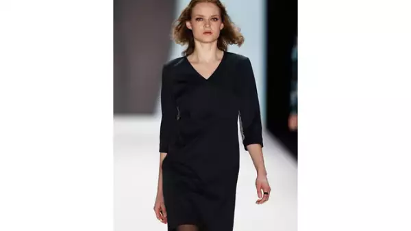 Un vestido a media rodillas, con mangas y en tonos neutros dará variedad a tus imagen.