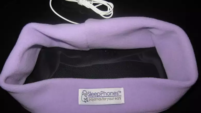 Se trata de una banda que se coloca en la cabeza y produce música diseñada para inducir y mantener el sueño.