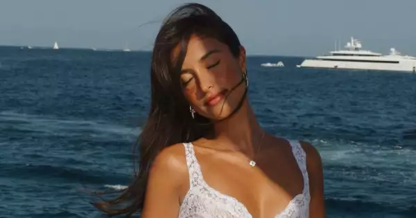 Alexandra-Saint-Mleux-frente-al-mar.jpg