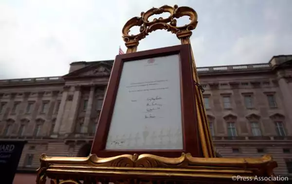 Así es como luce el documento oficial a las puertas del Palacio de Kensington.