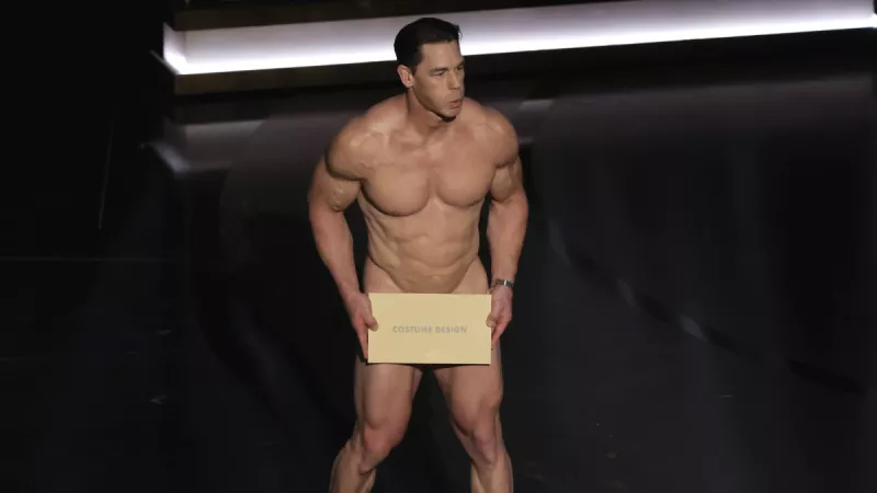 John Cena aparece desnudo y usando Birkenstock en el escenario de los Oscar