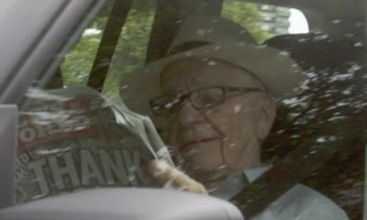 Rupert Murdoch llegó a su despacho en Londres en un auto Range Rover, llevaba consigo el último número del tabloide. (Foto: Reuters)