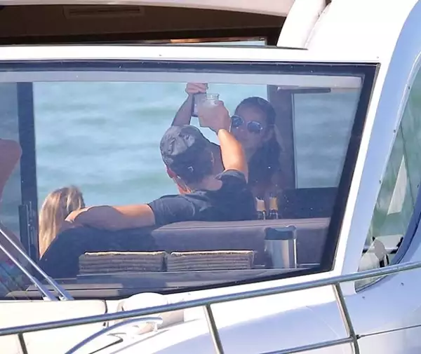 Luis Miguel brindó con una atractiva chica de bikini rosa.